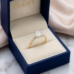 Forlovelsesring med Lab Grown Cushiun Lab diamant 1 ct River(D)VS1 med 0,06ct TW-VS i hidden halo - ΗR0725100cuLG