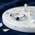 Gullring i hvitt gull 14kt med safir og diamanter 0.05 ct TW-Si - coc5000547sh