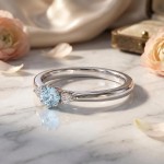 Gullring i hvitt gull 14kt med Sky Blue Topas og diamanter 0.05 ct TW-Si - coc5000547th