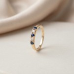 Diamantring i gull 14kt med safir og 0,013 ct W-Si - coc00374