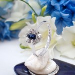 Diamantring i hvitt gull med 0,06 ct W-Si og safir - BUR5702860