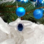 Halo diamantring i hvitt gull 14 kt med 0,14 ct W-Si & safir - bur573194