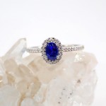 Halo diamantring i hvitt gull 14 kt med 0,14 ct W-Si & safir - bur573194
