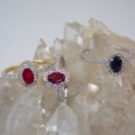 Halo diamantring i hvitt gull 14 kt med 0,14 ct W-Si & safir - bur573194