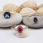 Halo diamantring i hvitt gull 14 kt med 0,14 ct W-Si & safir - bur573194