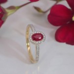 Diamantring i gult gull 14 kt med 0,14 ct W-Si & rubin - bur573224