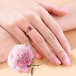 Diamantring i gult gull 14 kt med 0,14 ct W-Si & rubin - bur573224