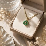 Diamantsmykke i gull med 0,03 ct W-Si & smaragder - bur320573