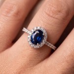 Halo diamantring i hvitt gull 14 kt med 0,14 ct W-Si & safir - bur573194