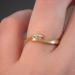 Gullring med 3 zirkonia stener - coc5000326